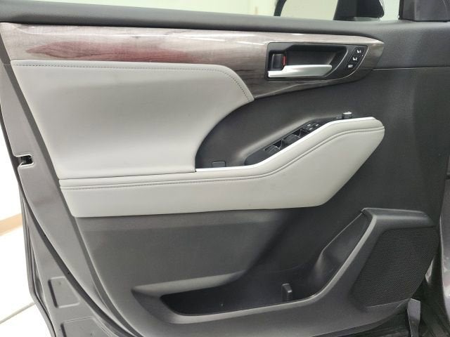 2025 Toyota Highlander Hybrid Platinum