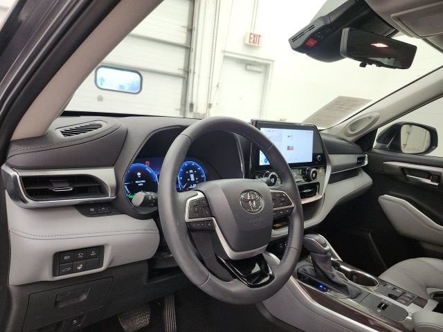 2025 Toyota Highlander Hybrid Platinum