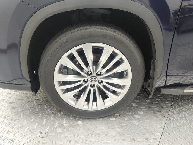 2023 Toyota Highlander Hybrid Platinum