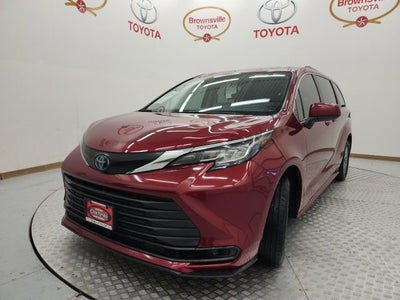 2023 Toyota Sienna LE