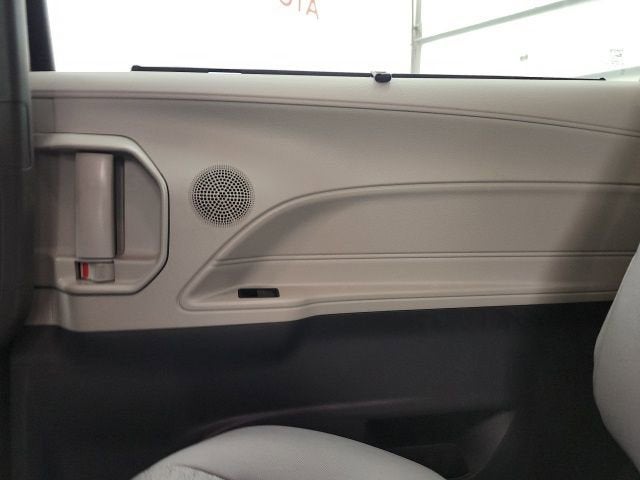 2023 Toyota Sienna LE